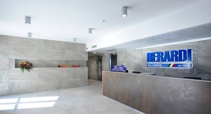 Le nouveau siège social de Berardi Bullonerie se compose d'un centre de gestion avec 1500 m2 de bureaux flanqués d'un entrepôt d'environ 10.000 m2.